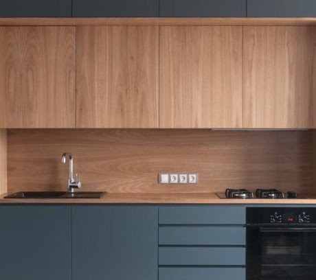 Cocina con alacenas de tono madera y bajo mesada gris oscuro